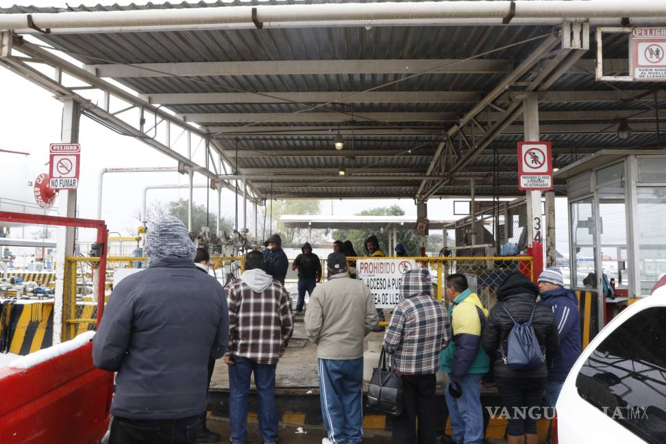Saltillenses abarrotan gaseras; temen escasez de combustible