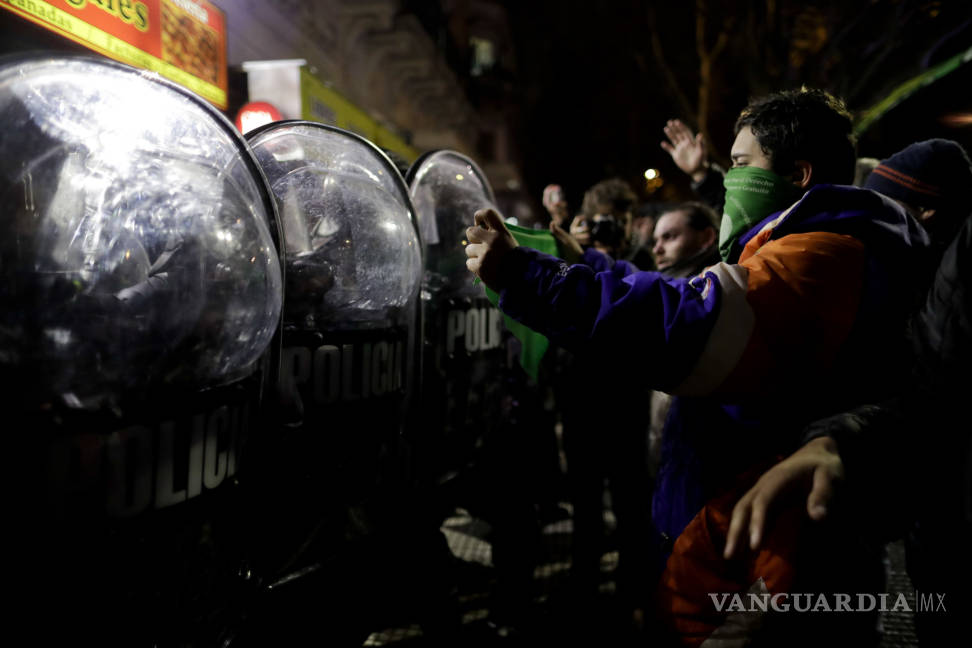 $!Fuertes protestas y enfrentamientos en Argentina tras rechazar el Senado la legalización del aborto