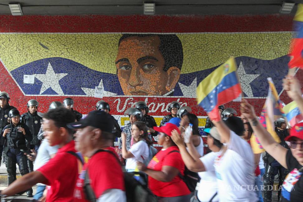 $!Empleados públicos participan en una marcha en apoyo al presidente de Venezuela Nicolás Maduro en Caracas, Venezuela.