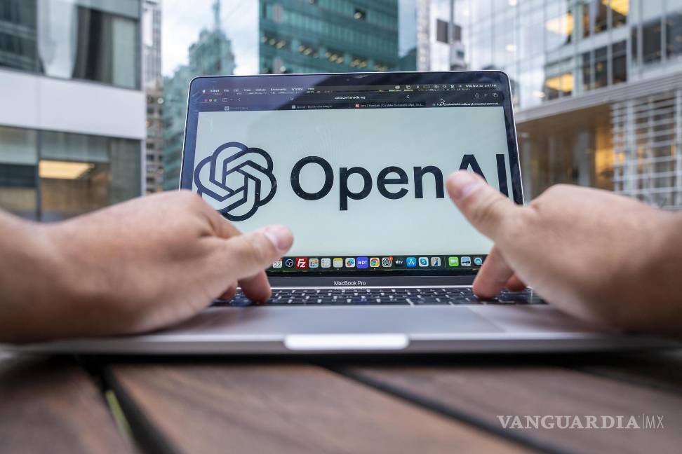 $!Una persona revisa su computadora con el logo de OpenAI en Nueva York (Estados Unidos). La empresa de IA lanzó un nuevo navegador.