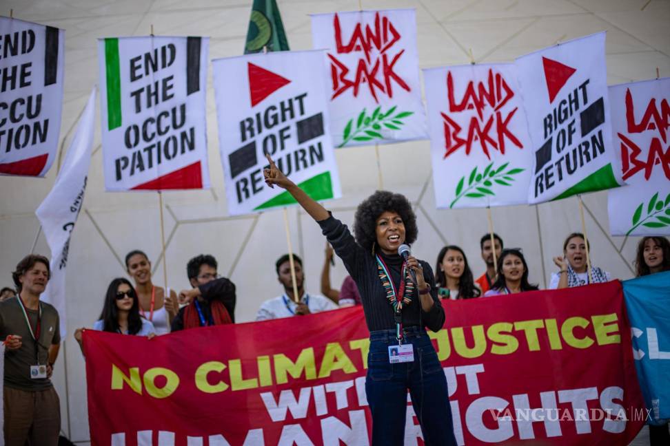 $!Activistas protestan en la Expo Dubai, sede de la Conferencia de las Naciones Unidas sobre el Cambio Climático (COP28) de 2023, en Dubai.