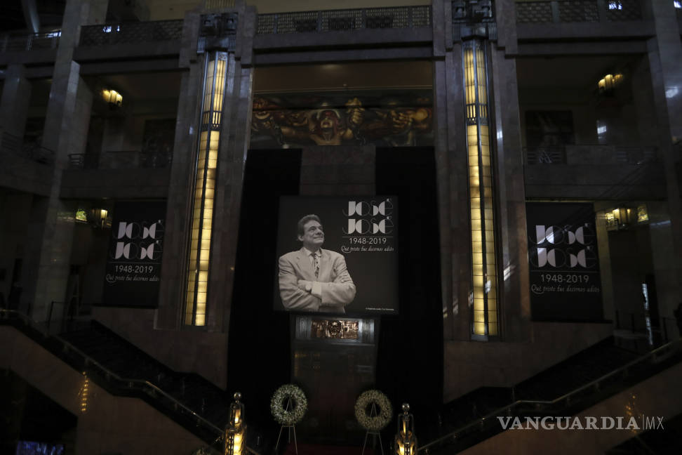 $!FOTOGALERÍA: Palacio de Bellas Artes rinde tributo al príncipe de la canción José José