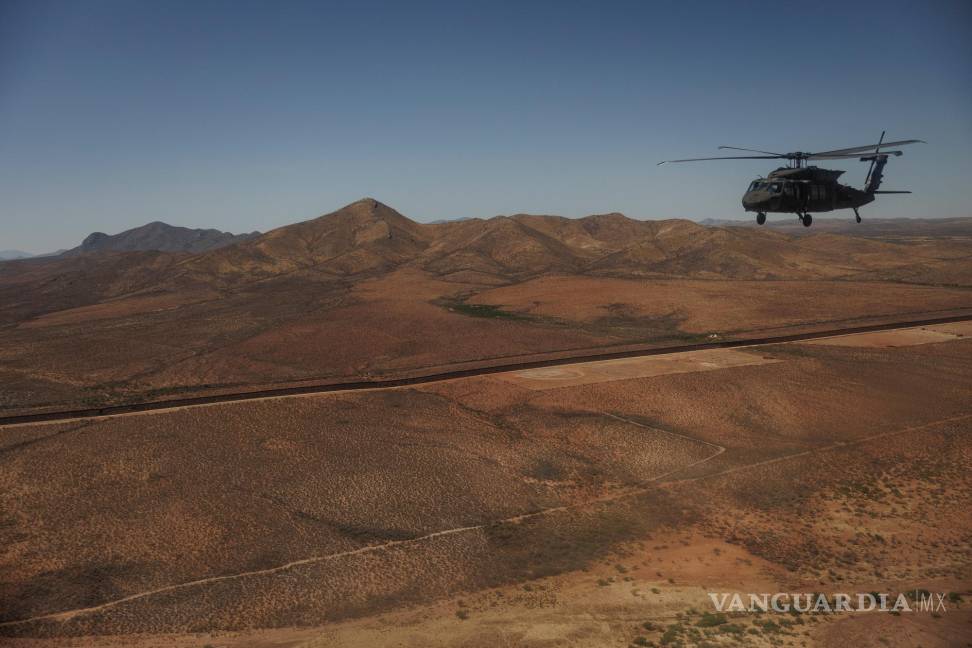 $!Un helicóptero Black Hawk sobrevuela la frontera sur en Arizona. El Pentágono ha enviado miles de tropas, aviones espía e incluso dos buques de guerra para vigilar el territorio y las costas.
