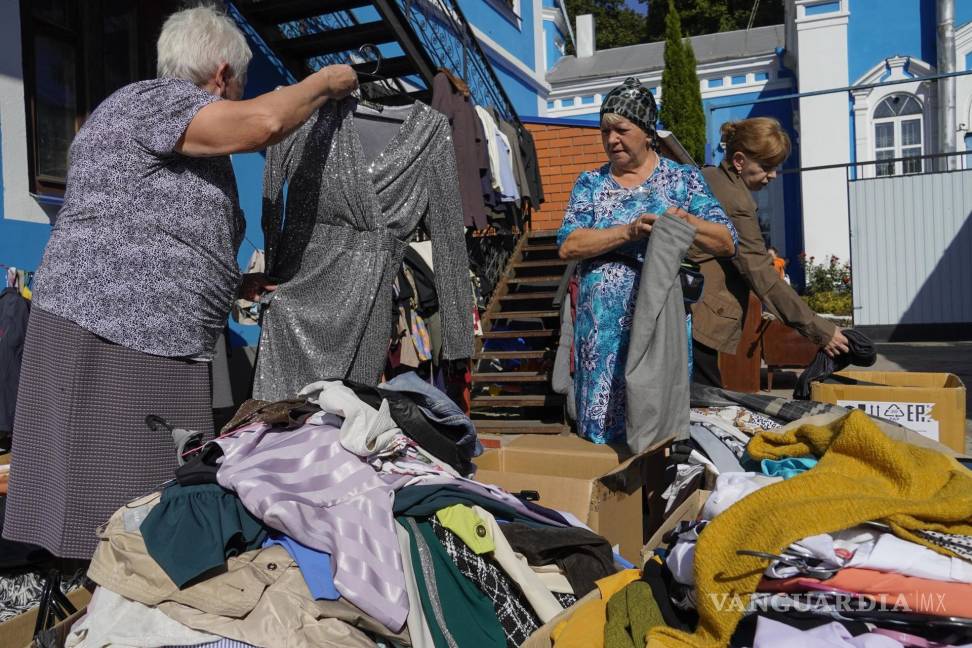 $!Los habitantes de Kursk que fueron evacuados de la frontera con Ucrania reciben ayuda humanitaria en la catedral Uspensko-Nikitsky en Kursk, Rusia.