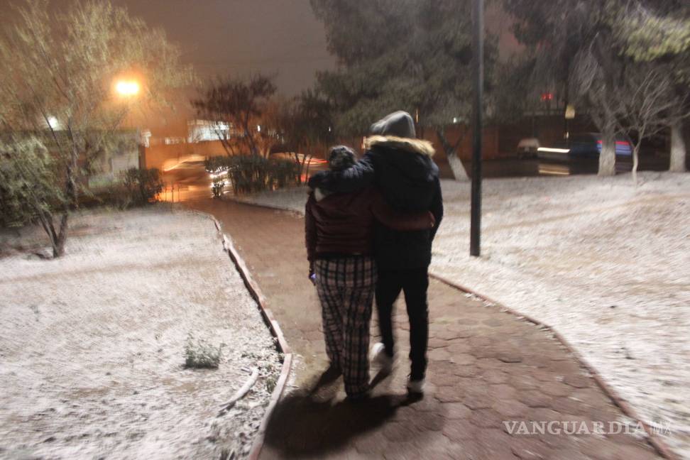 $!Comienza a nevar en Ramos Arizpe; las calles se cubren de blanco
