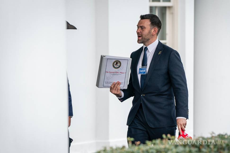 $!Jack Posobiec, un activista político de extrema derecha, lleva una carpeta etiquetada como “Los archivos Epstein: Fase 1” al salir de la Casa Blanca.