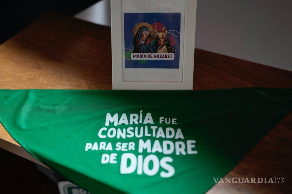 $!Un pañuelo verde con un mensaje a favor del aborto junto a una imagen de la Virgen María en las oficinas de Católicas Por el Derecho a Decidir, en CDMX.