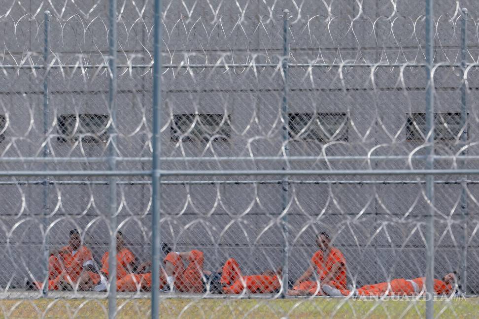 $!Detenidos en el Centro Correccional D. Ray James en Folkston, Georgia. 300 surcoreanos se encontraban entre los 475 arrestados tras una redada del ICE.