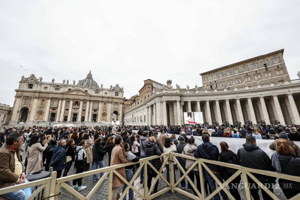 $!Centenares de fieles acudieron a la plaza de San Pedro para escuchar el mensaje del Papa.