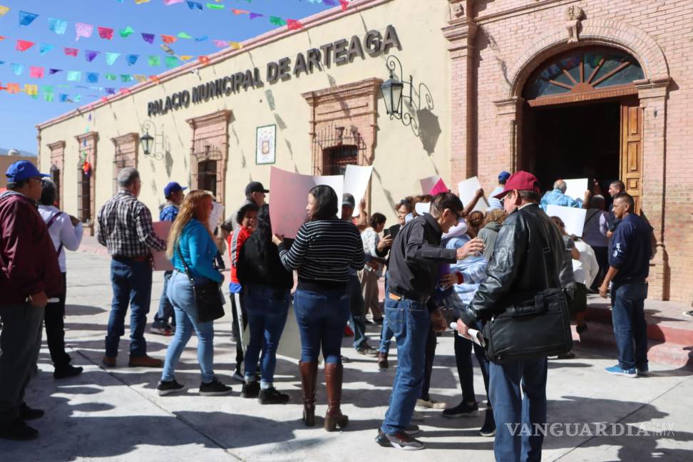 $!Ciudadanos de Arteaga caminaron hacia el ayuntamiento para manifestarse en contra de una posible asociación con Aguas de Barcelona.