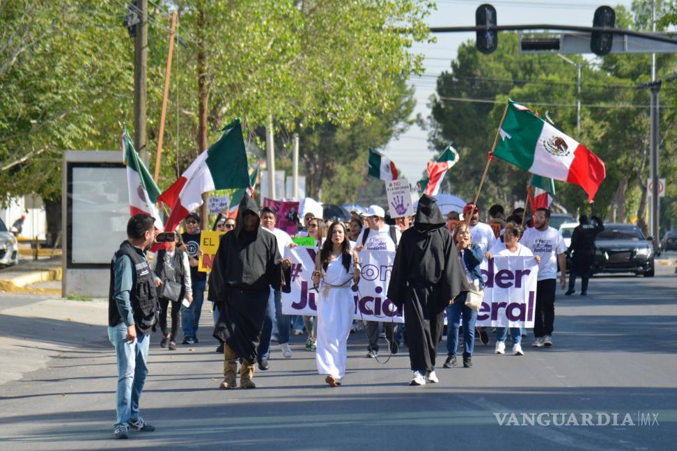 $!Los manifestantes denunciaron actos represivos en la Ciudad de México contra sus compañeros, exigiendo la protección de sus derechos fundamentales.