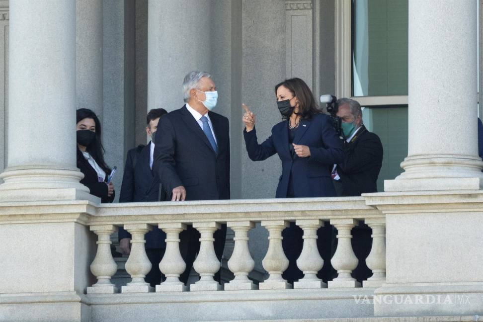 $!La vicepresidenta de Estados Unidos, Kamala Harris, habla con el presidente de México, Andrés Manuel López Obrador, en el edificio de oficinas ejecutivas de Eisenhower en Washington. EFE/EPA/Chris Kleponis