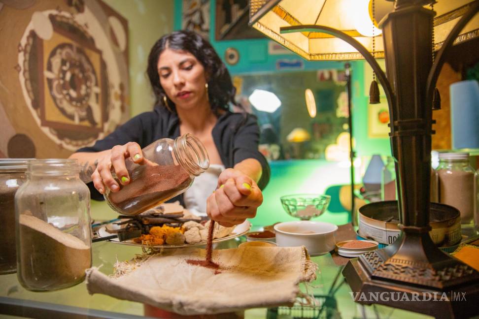 Lorena Peña utiliza la tierra como materia prima