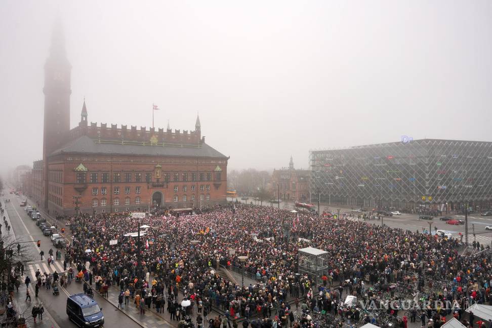 $!La gente participa en una protesta bajo los lemas “Fuera las manos de Groenlandia” y “Groenlandia para los groenlandeses” en Copenhague, Dinamarca.