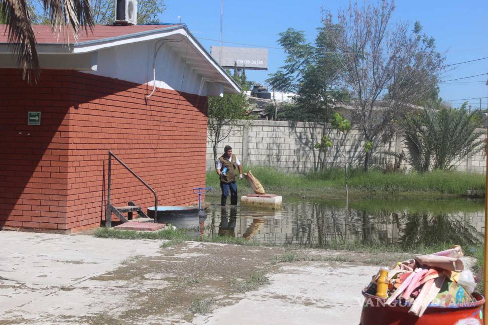 $!Familias protestan por jardín de niños en Torreón que lleva tres semanas inundado