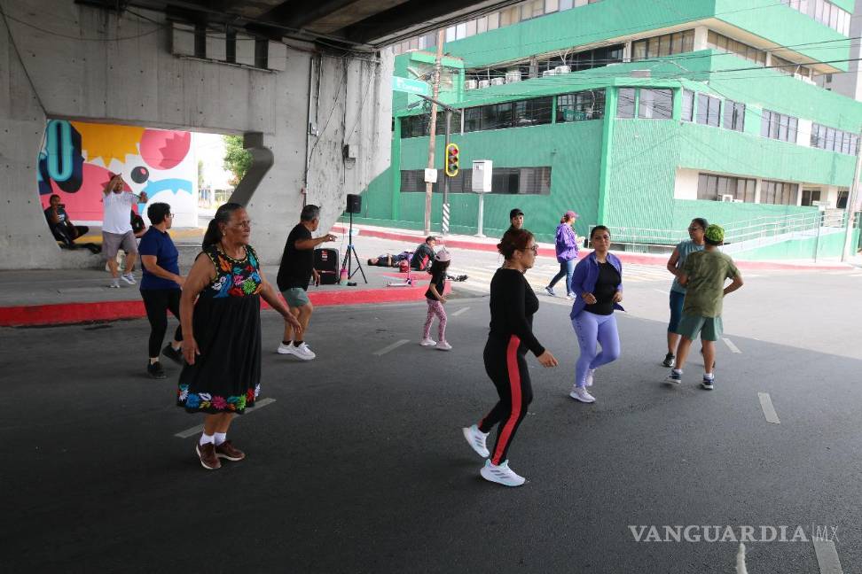 $!Se impartió una clase de ritmos musicalizados debajo del puente de Venustiano Carranza y periférico Luis Echeverría.