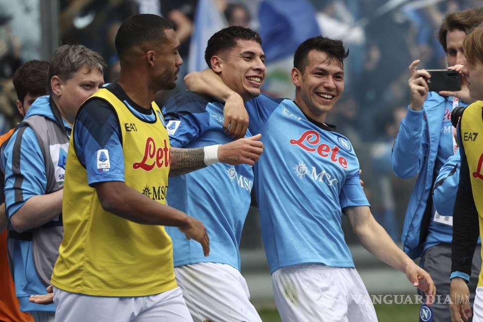 $!El Napoli ya festejaba el título de Liga con el gol del atacante uruguayo.