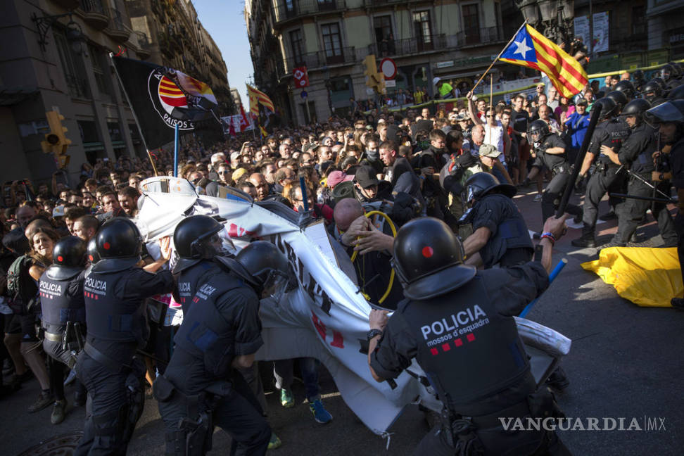 $!Policía se enfrenta a separatistas catalanes en Barcelona