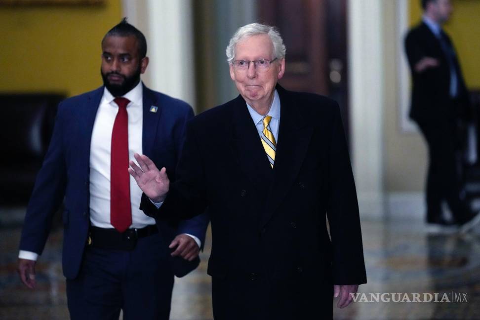 $!El líder de la minoría del Senado, Mitch McConnell, de Kentucky, llega al Capitolio en Washington.