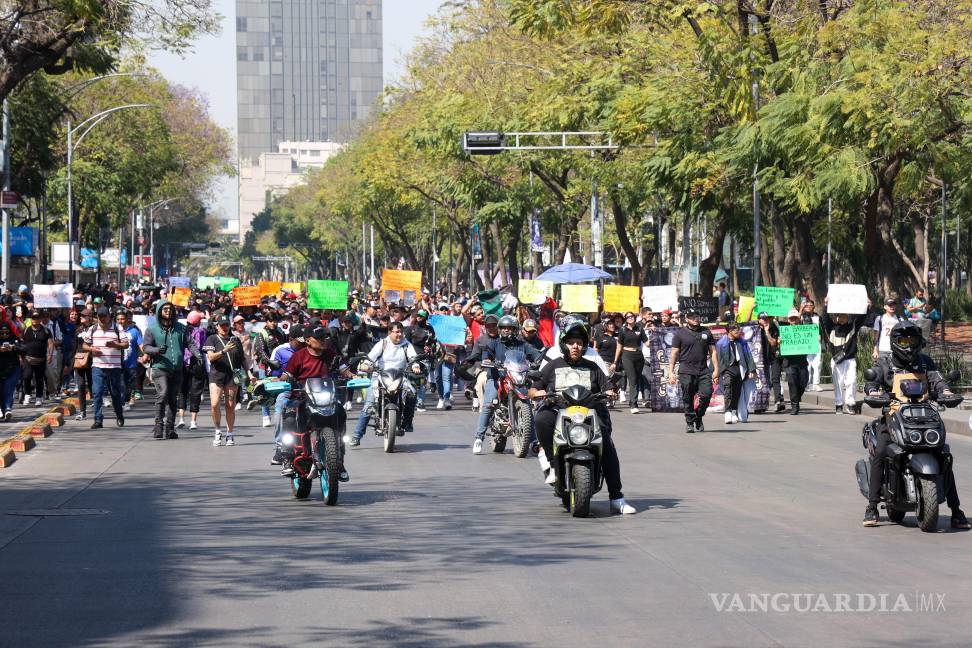 $!Trabajadores de barberías marcharon el 10 de febrero en la Ciudad de México del Monumento a la Revolución o para exigir un alto al Operativo Atarraya que está siendo implementado por la Fiscalía General de Justicia del Estado de México y el Gabinete de Seguridad