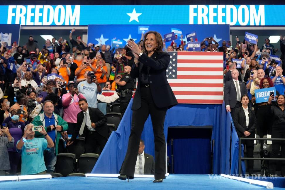 $!La candidata presidencial demócrata a la vicepresidenta Kamala Harris llega para hablar durante un mitin en el Dort Financial Center en Flint, Michigan-