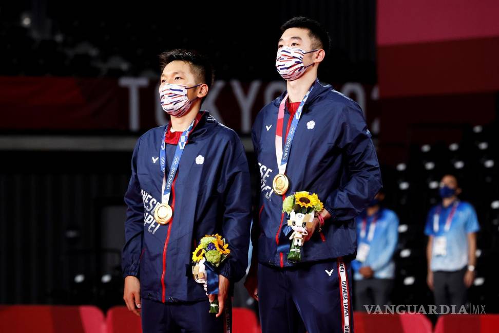 $!Los medallistas de oro Lee Yang y Wang Chi-Lin de Taiwán posan en el podio durante la ceremonia de entrega de medallas de la categoría Dobles masculinos en los eventos de bádminton de los Juegos Olímpicos de Tokio 2020 en el Musashino Forest Sports Plaza en Chofu, Tokio, Japón. EFE
