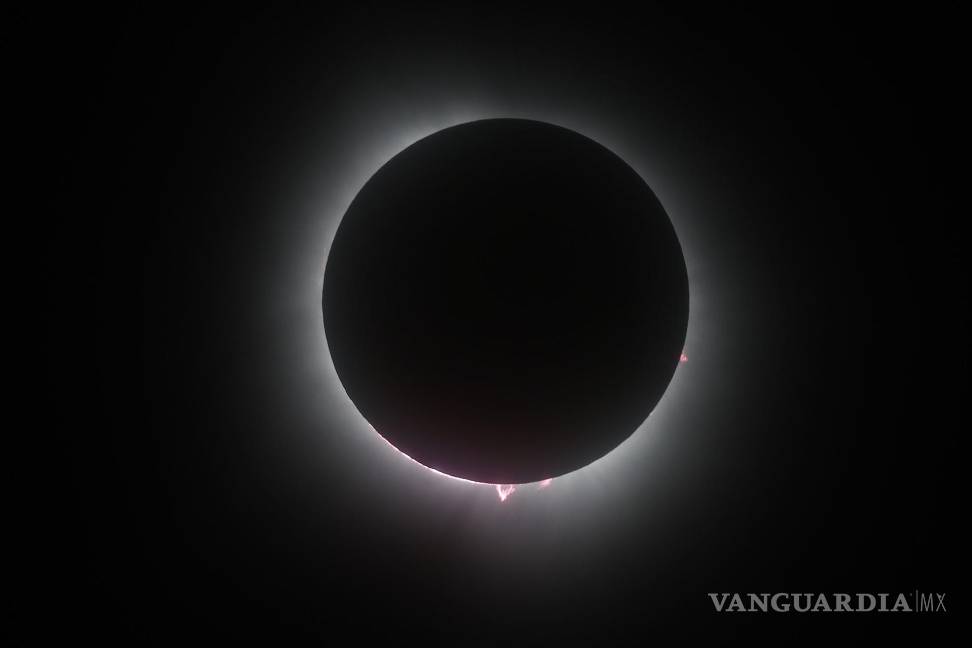 Así cautiva, maravilla y asombra el eclipse solar desde Mazatlán hasta la isla de Terranova (fotos)