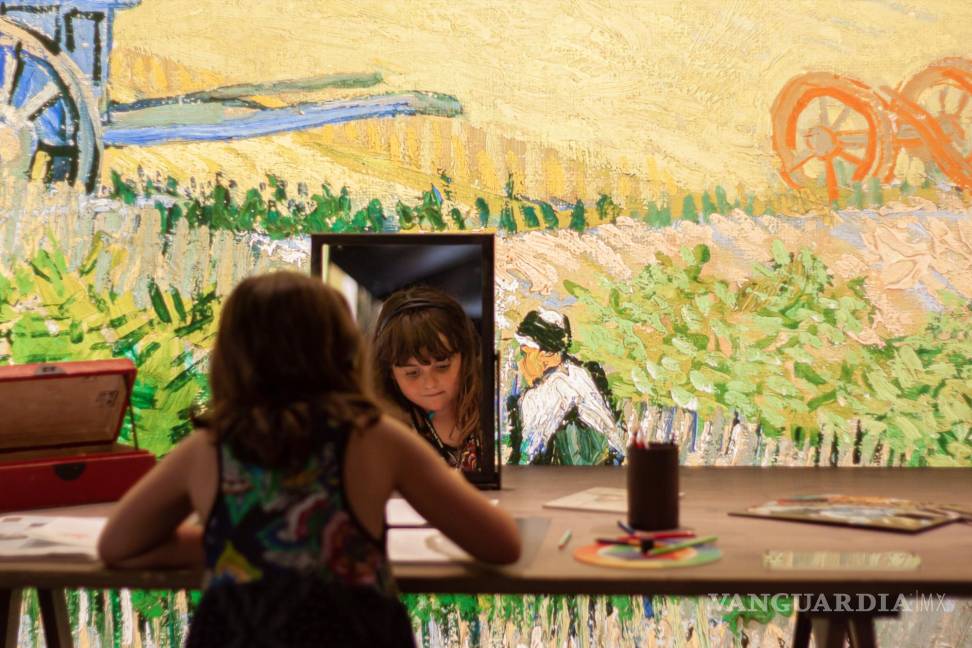 $!Una niña inmersa en el mundo de Vincent Van Gogh.EFE/Proactiv