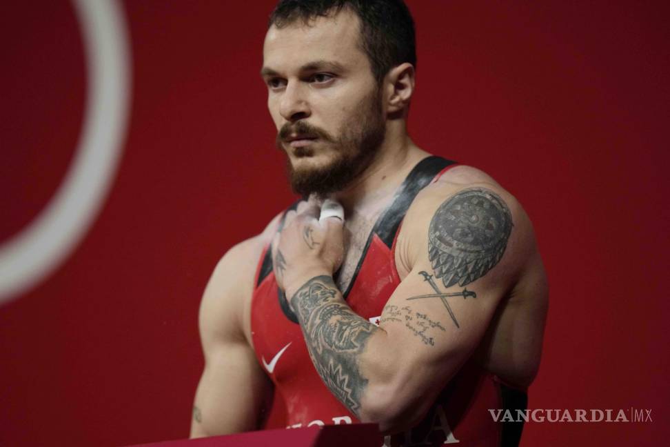 $!Shota Mishvelidze de Georgia se prepara para competir en el evento de levantamiento de pesas masculino de 61 kg. (Foto AP / Luca Bruno)