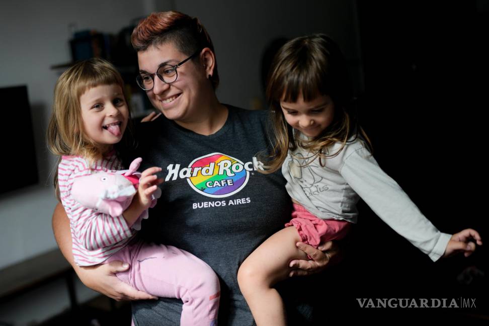 $!Anastasia Domini sostiene a sus hijas gemelas de 3 años, Una, a la izquierda, y Agata, en la casa que comparte con su esposa Anna, en Buenos Aires, Argentina.