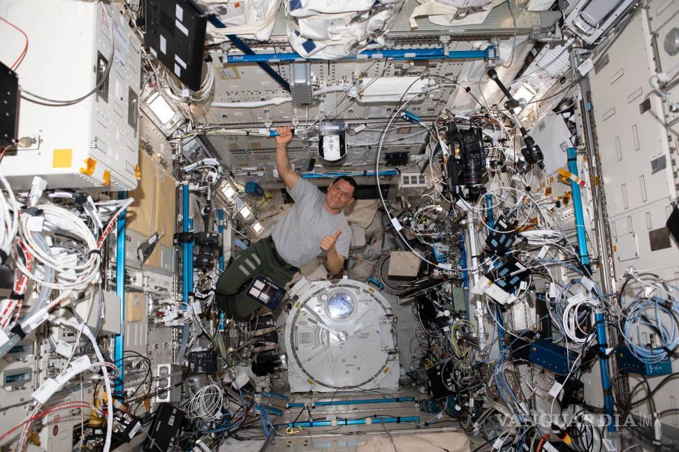 $!El estadounidense de origen salvadoreño Frank Rubio rebasó el récord de 355 días consecutivos, 3 horas y 45 minutos de permanencia en el espacio.