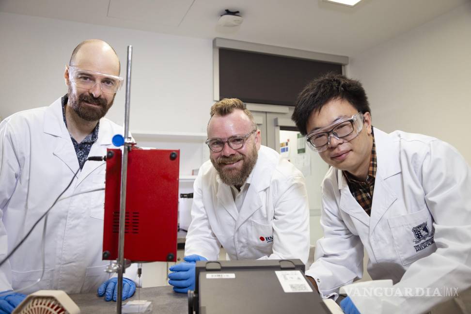 $!El equipo detrás del experimento de carga de agua: los doctores Joe Berry y Peter Sherrell y el investigador Shuaijia Chen en un laboratorio de la Universidad RMIT.