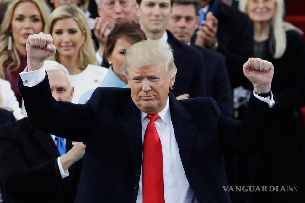 $!'Nunca los decepcionaré': Trump presta juramento como el 45to presidente de EU
