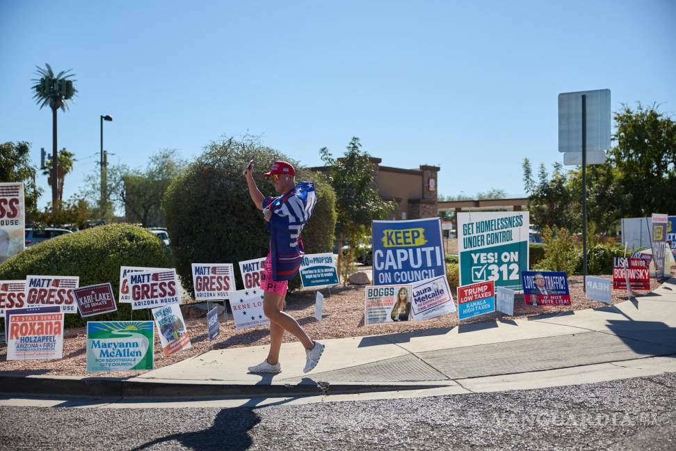 $!Un partidario de Donald Trump llega a un centro de votación el día de las elecciones en Scottsdale, Arizona.