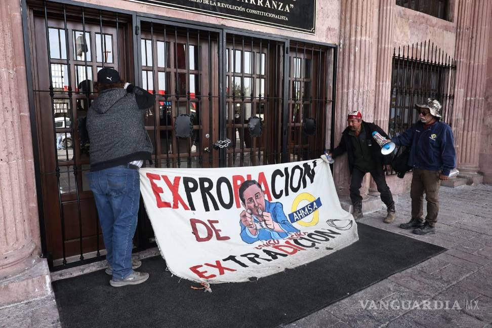 $!Manifestantes se reunieron en los accesos del Congreso Local en espera de ser atendidos por autoridades.