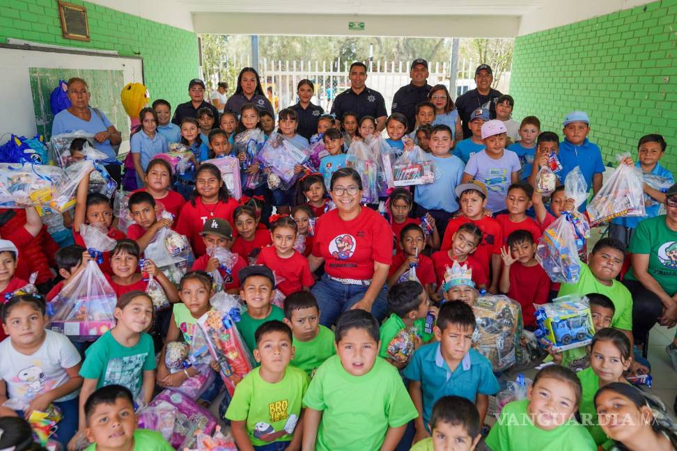 Policías de Ramos Arizpe celebran el Día del Niño con 250 menores del ejido Paredón