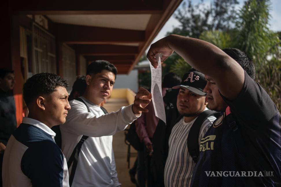 $!Varios estudiantes revisan los horarios del primer día de clases en la escuela Normal Rural Raúl Isidro Burgos de Ayotzinapa, en el estado de Guerrero.