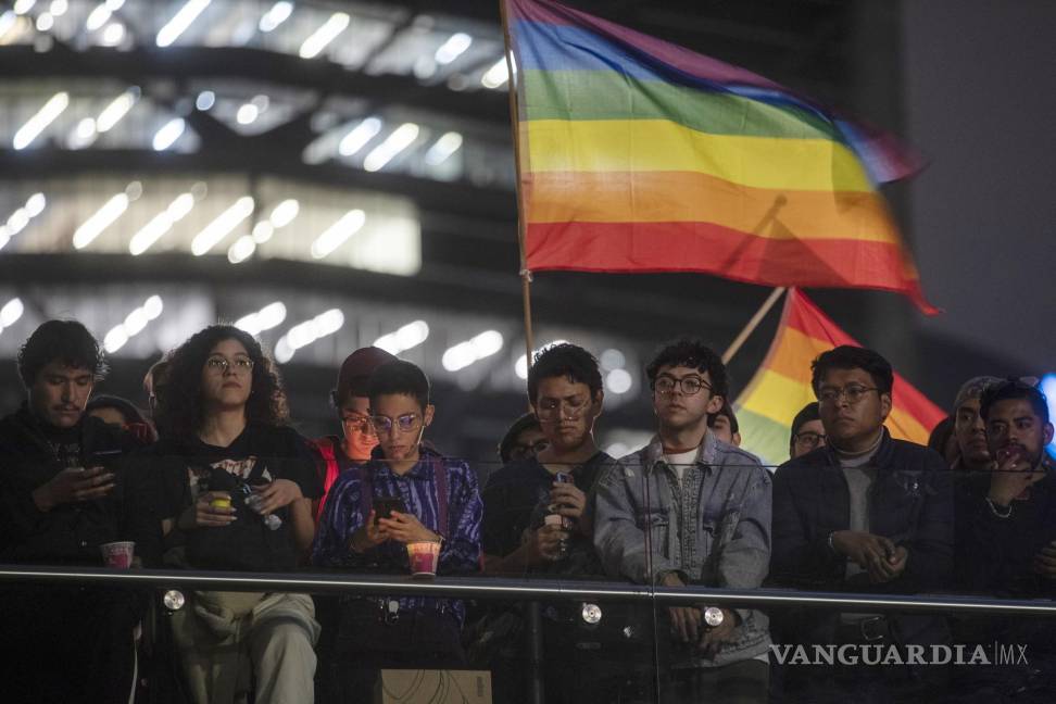 $!Simpatizantes de la comunidad LGBT asisten a una vigilia mientras exigen justicia por el asesinato del magistrado Jesús Ociel Baena en la Ciudad de México, México.
