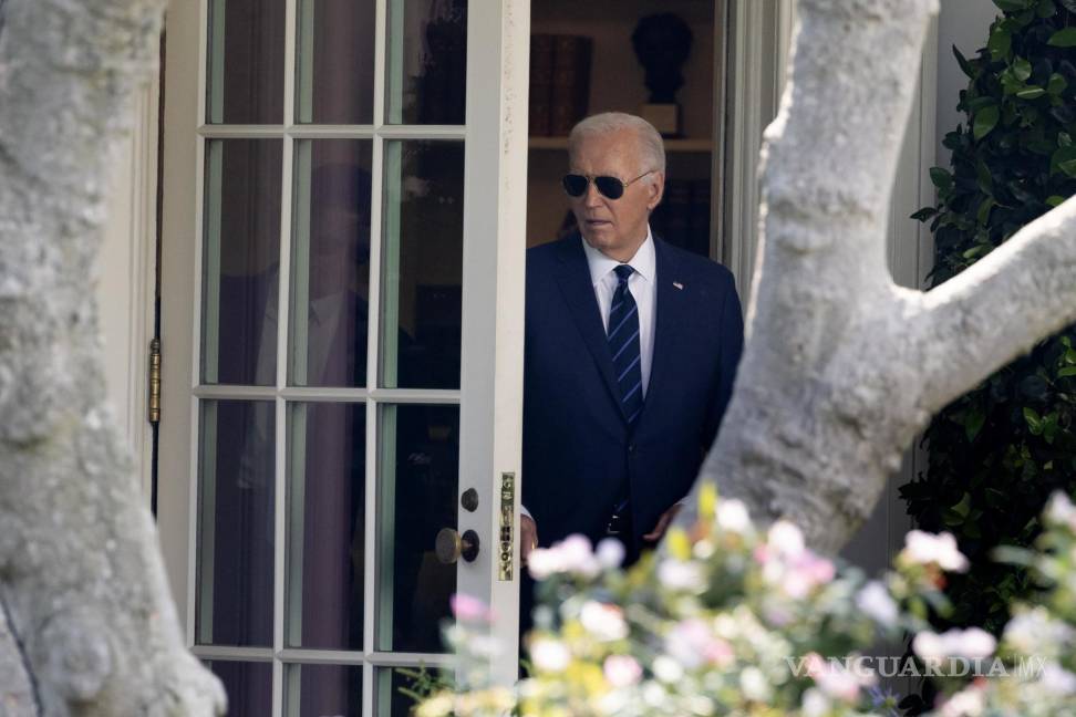$!El presidente estadounidense, Joe Biden, sale de la Oficina Oval para abandonar el jardín sur de la Casa Blanca por Marine One, en Washington.