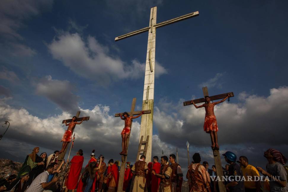 $!Cientos de personas participan en la representación del Via Crucis en el barrio El Nazareno, de Petare, en Caracas (Venezuela).