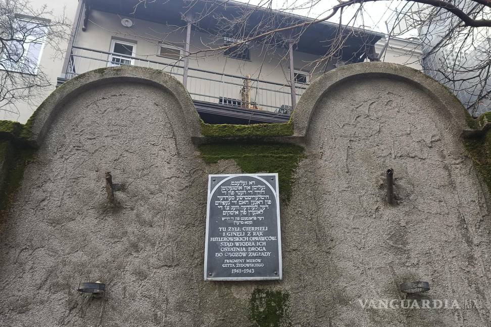 $!Placa que dice: “aquí vivieron y sufrieron a manos de los torturadores de Hitler. Desde aquí emprendieron su último camino hasta los campos de exterminio”.