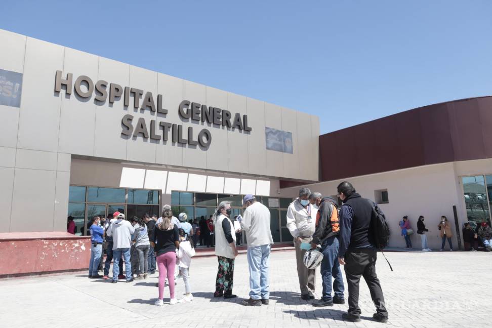 $!Fila para módulo de vacunación permanente contra COVID-19 en el Hospital General de Saltillo.