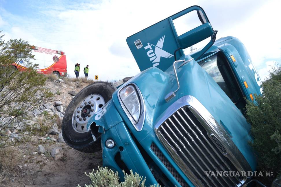 $!Dormita trailero y termina viaje en fondo de barranco