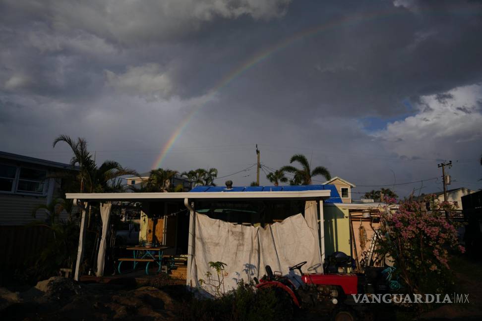 $!Un arcoíris sobre el porche trasero de la casa de la familia Velázquez dañada por el huracán Ian en Fort Myers Beach, Florida, el miércoles 24 de mayo de 2023.