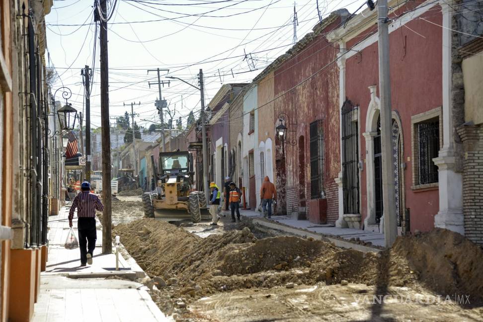 $!A pesar de los acuerdos con las autoridades, las banquetas siguen con un sobrenivel que podría obstruir las salidas de agua y afectar a los hogares cercanos.