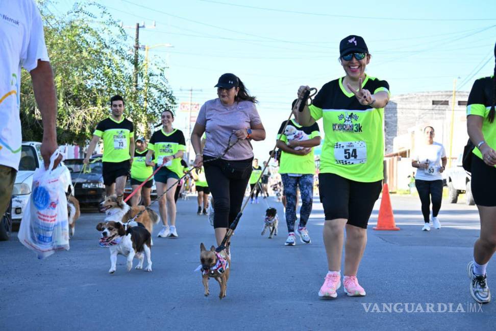 $!Familias fronterenses se sumaron a la carrera promoviendo la convivencia con sus perros.