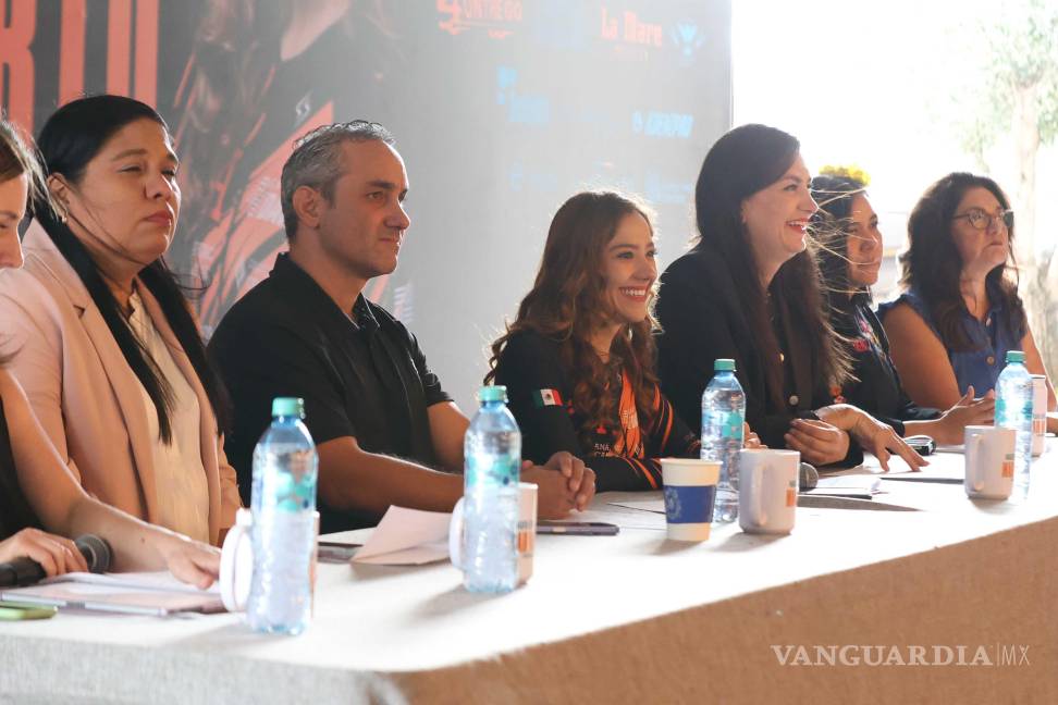 $!Autoridades y patrocinadores presentes: Claudia Aldaco, Antonio Cepeda, Vanessa Tonone, Aracely Montelongo y Mayra Arenas respaldan la carrera de Alejandra.