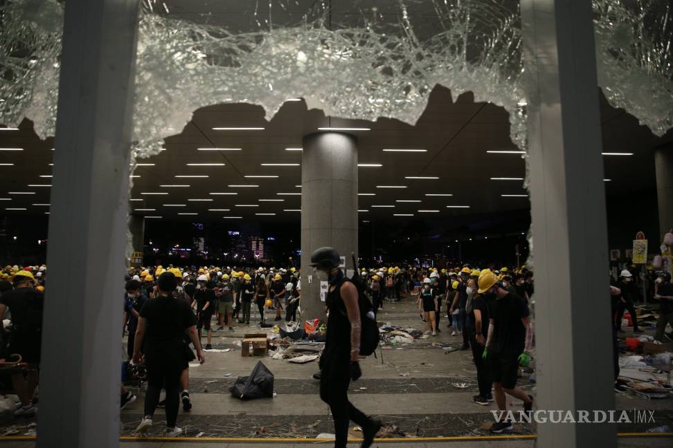 $!Manifestantes toman violentamente el control del Parlamento de Hong Kong