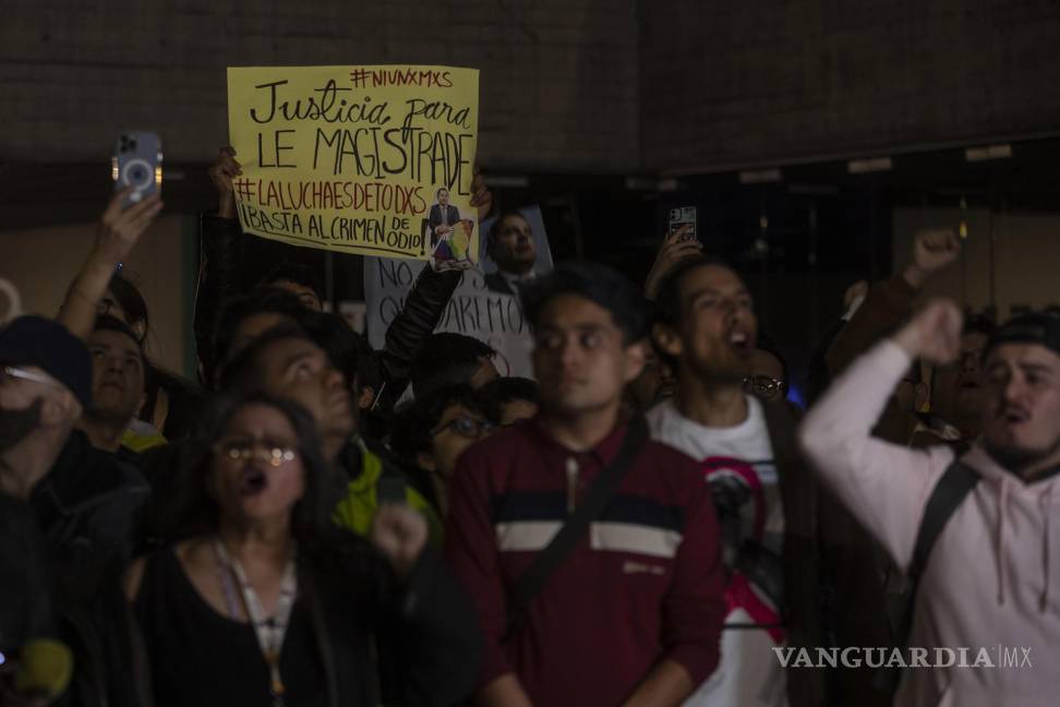 $!Activistas de la comunidad LGBT protestan con una vigilia para exigir justicia por el asesinato del Magistrade Jesús Ociel Baena en la Ciudad de México (México).
