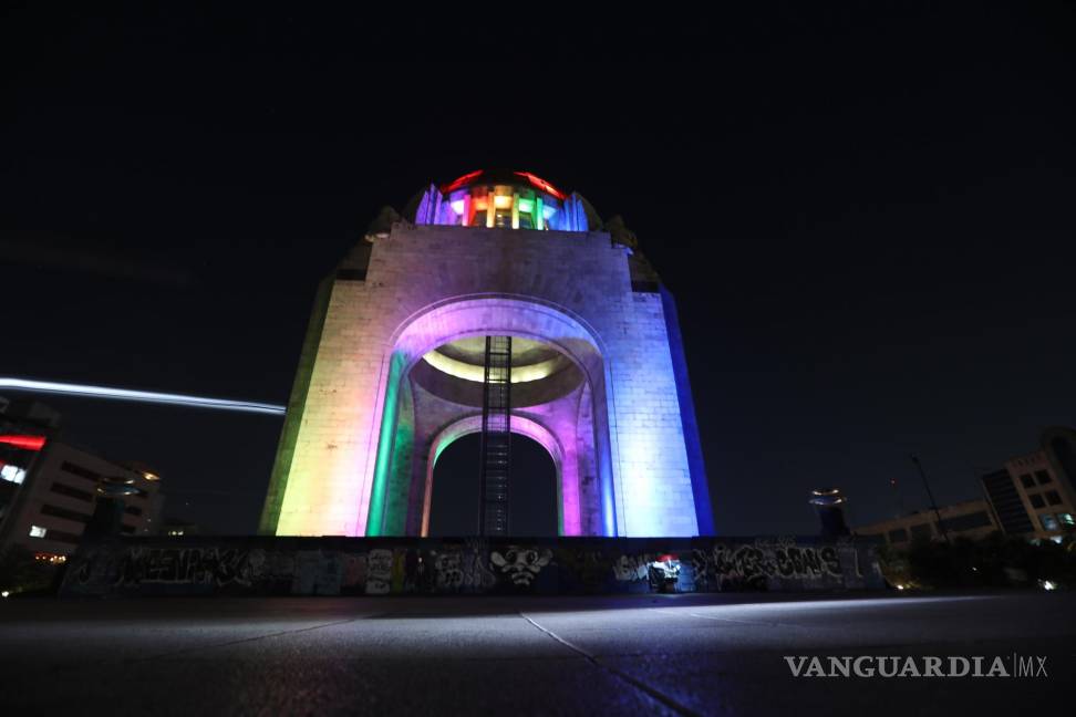$!Fotografía del Monumento a la Revolución que se iluminó con los colores de la bandera LGBTIQ en la Ciudad de México (México).